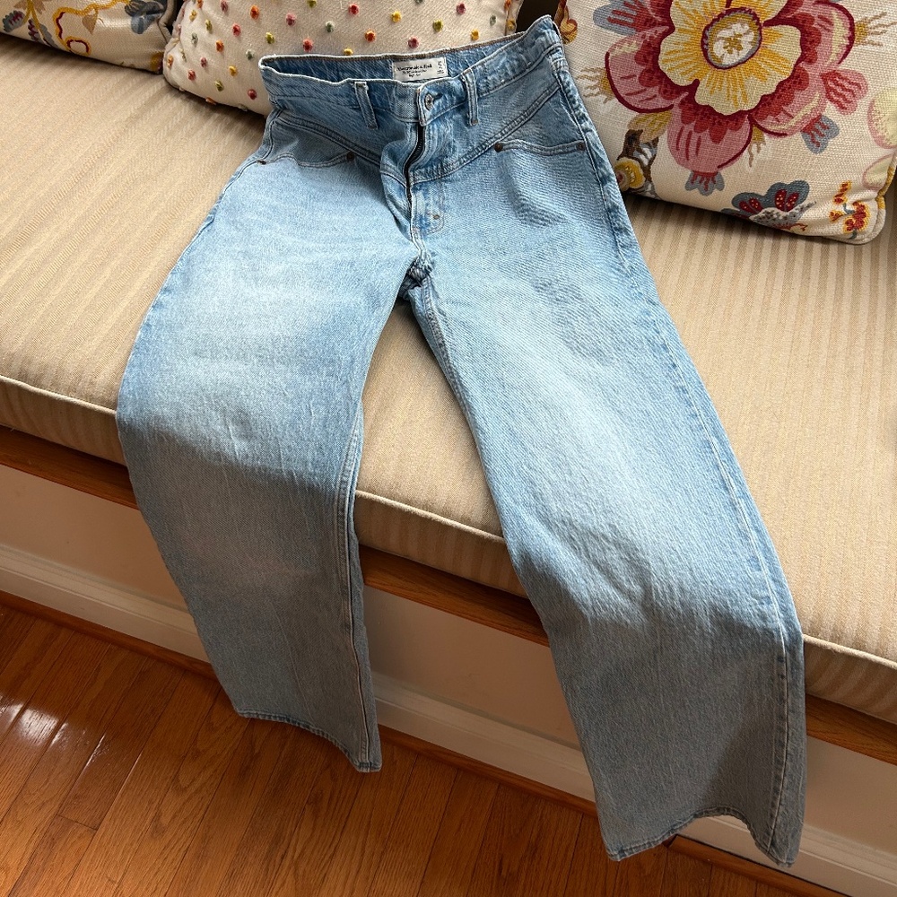 Abercrombie and Fitch high-waisted 90’s style jeans, size 27/4R